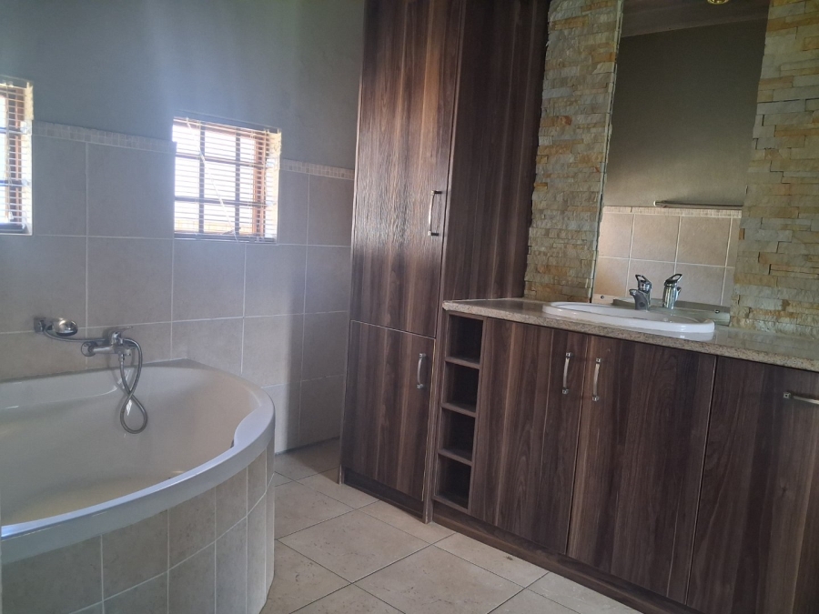 To Let 3 Bedroom Property for Rent in Hillside Free State